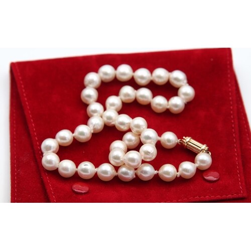 Fine String of Pearls 14 Carat Gold Clasp Attractively Detai...