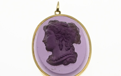 Gold pendant with amethyst cameo
