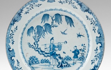Grand plat en porcelaine en bleu. Chine, XVIIIe siècle. A décor d'une jeune femme et...