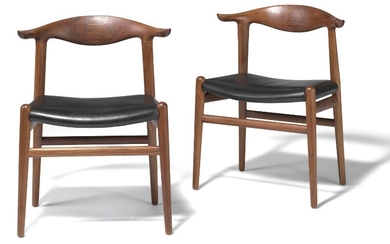 Hans J. Wegner: “Cowhorn Chair”. A pair of solid walnut chairs, back with rosewood inlays. Seats upholstered with black leather. Model JH 505. (2)