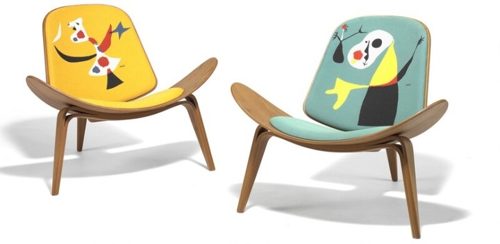 Hans J. Wegner, Joan Miró, after: “CH 07”. A pair of lounge chairs of wallnut. Upholstered with unique upholstery from Jules Pansu. (2)
