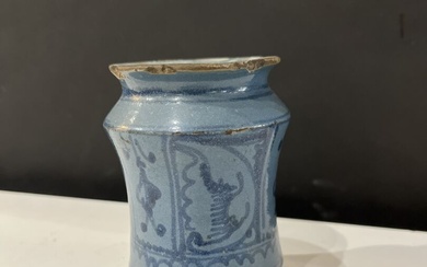 ITALIE du NORD, XVIe siècle Petit albarello en majolique à décor en bleu de feuillage...