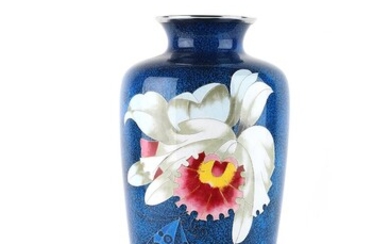 JAPON , XXe siècle Vase balustre en émaux cloisonné à décor d’un papillon butinant une...