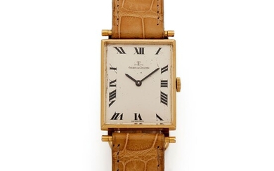Jaeger-LeCoultre, n° 1125670, vers 1940 Une belle et grande montre classique rectangulaire en or, anses...