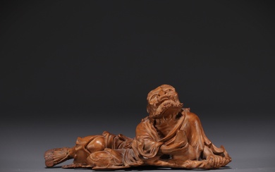 Japon - Sculpture représentant un vieillard allongé en buis, fin XIXe siècle. Poids: 80 g...