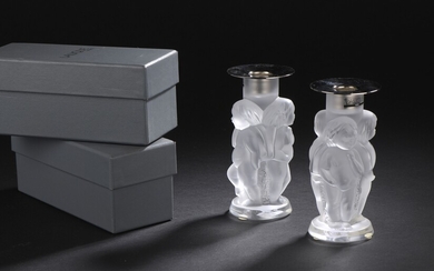 LALIQUE Deux bougeoirs en cristal pressé moulé satiné, modèle "Angelots" Signés "Lalique France" sous la...