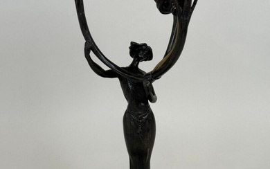 LES LUMIERES DE NANCY. Femme aux nénuphars. Pied de lampe en bronze signé dans le...