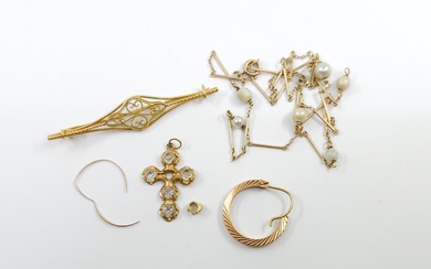 LOT d'or 750° comprenant : Collier en or jaune et perles Broche filigrannée Boucle esseulée...