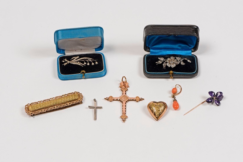 Lot comprenant une croix normande en métal plaqué, un cœur en métal doré, une boucle...