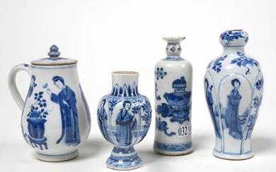 Lot de quatre comprenant: trois vases et une verseuse en porcelaine bleue et blanche de Chine à décor d’"Objets" et de "Guanyins" dans des réserves rayonnantes. Trois marqués dont deux "A la feuille". Epoque: fin XVIIème - début XVIIIème. (* et cols...