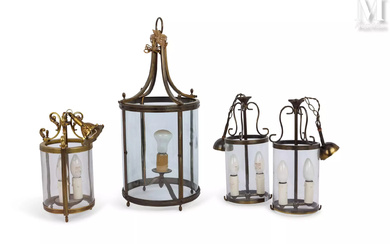 Lot de quatre lanternes de style Louis XV, comprenant