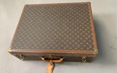 Louis VUITTON Grande valise garnie cuir logotée. H.: 22 cm ; L.: 65 cm ;...