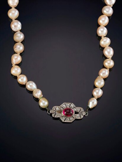 MEDIUM NECKLACE OF CULTIVATED JAPANESE PEARLS IN LIGHT GRADIENT OF HOMOGENEOUS CREAM COLOR AND INTENSE ORIENT. Antique brooch Art - decorated with sparkles of diamonds, central cabochon, on 18k white gold. Price: 200,00 Euros (33.277 Ptas
