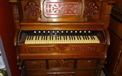 Meuble: Harmonium Smith American Organ and Piano Boston USA en acajou (fonctionnement à vérifier) H:130x115x70cm...