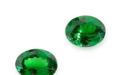 NO RESERVE - A PAIR OF UNMOUNTED GREEN GARNETS Oval
