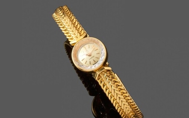 OMEGA. Bracelet montre de dame En or jaune 18k boitier rond, bracelet souple maille épi....