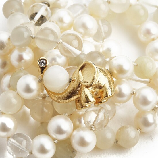 Ole Lynggaard: A pearl necklace with cultured pearls and beads of rock crystal with a diamond clasp set with a brilliant-cut diamond, mounted in 18k gold.