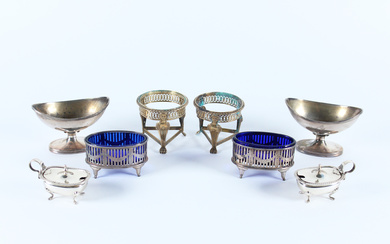 Otto saliere in argento di epoche e forme diverse, di cui due traforate con vasca in vetro blu (g 440)…