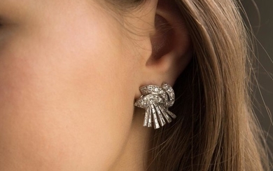 PAIRE DE CLIPS D'OREILLE DIAMANTS A diamond, gold and platinum pair of ear clips.