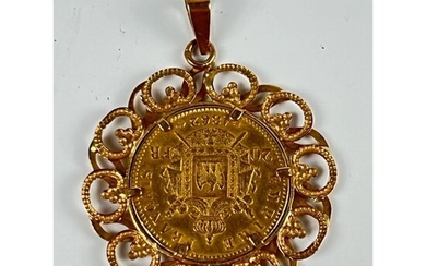 PENDENTIF en or jaune 750°/°° à motif ciselé orné d’un Napoléon. Ø.35mm. PB.9,78grs.