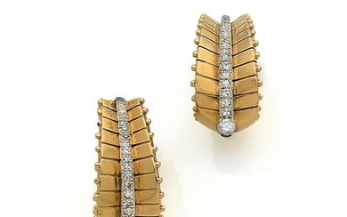 °Pair of clip earrings in folded leaf shape