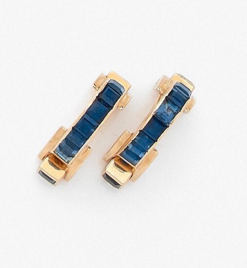 Pair of yellow gold (750‰) SPLEEK BUTTONS set with an alignment of calibrated sapphires. French work.