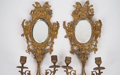 Paire d'appliques doubles de style Louis XVI en bronze doré, à décor d...