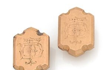 Paire de boutons de col en or rose 18K (750), en forme d'écu, ornés d'un...