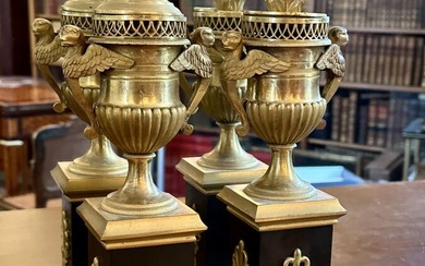 Paire de cassolettes formant bougeoirs en bronze doré et bronze patiné, en forme de vase...