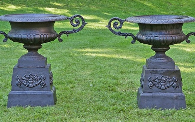 Paire de vases de parc avec socle en fonte, laqués noir. Corps rectangulaire se rétrécissant...