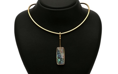 Palle Bisgaard: A necklace set with a piece of mother of pearl, mounted in 18k gold. Diam. 13.5 cm. Pendant L. 7 cm.
