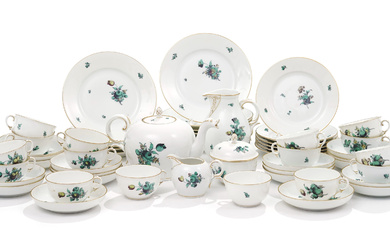 Partie de service en porcelaine de Nymphenbourg, à décor de fleurs vertes, comprenant 34 pièces: 18 assiettes à dessert, 12 tasses à th