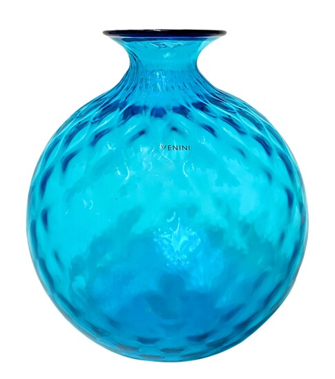 Production de Venini, modèle balloton. Vase en verre dans une tonalité bleue. MateLassè La surface...