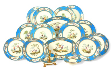 Quatre plats circulaires de style Sèvres (compotiers ronds) et huit assiettes, probablement à la fin...
