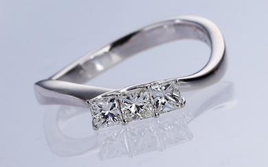 Ring in 18 kt. white gold with three princess-cut diamonds, 0.49 ct.