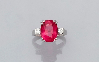 Ring in white gold, 750 MM, set with a large oval translucent rubellite weighing 7.20 carats, 13 x 10 mm, supported by two brilliants, size: 53, weight: 6.85gr. gross.