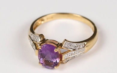 Ring in yellow gold (750) adorned with an oval amethyst in the centre, the setting paved with rose diamonds. T: 54, Gross weight: 3.01 gr.