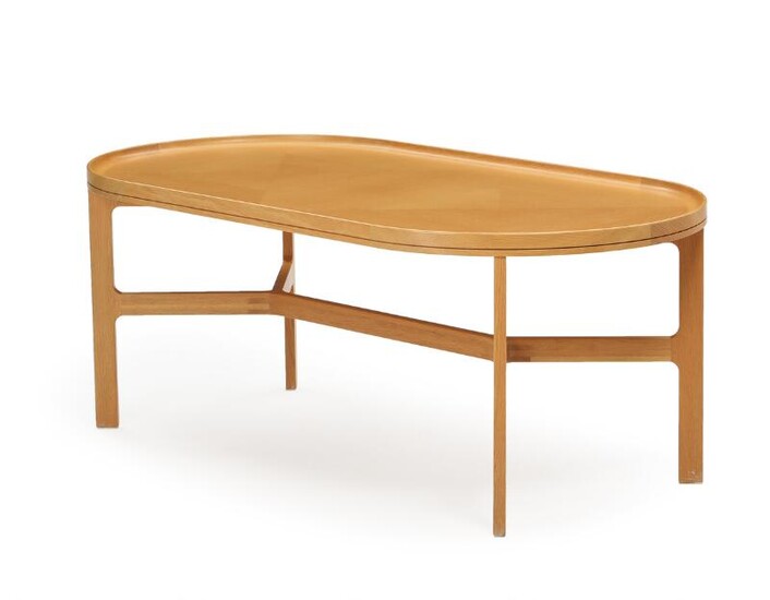 SOLD. Rud Thygesen, Johnny Sørensen: "Kongeserien". An oak coffee table. Manufactured by Botium. H. 54. L. 139. W. 70 cm. – Bruun Rasmussen Auctioneers of Fine Art