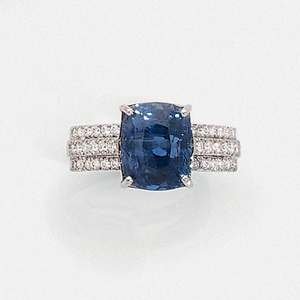 SAPPHIRE RING A cushion-shaped sapphire, diamond and gold...