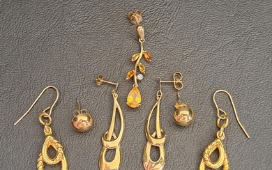 SELECTION OF GOLD AND GOLD PLATED EARRINGS comprising a pair...