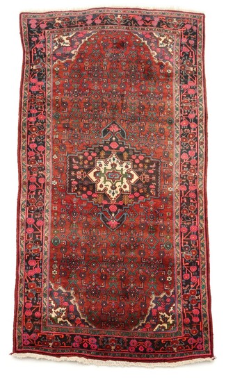 Semi-antique Bidjar carpet, classic medallion design on red base. Persia. Circa 1960. 290×146 cm.