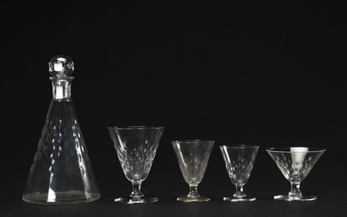 Service de verres en cristal taillé avec carafes et verres trois tailles