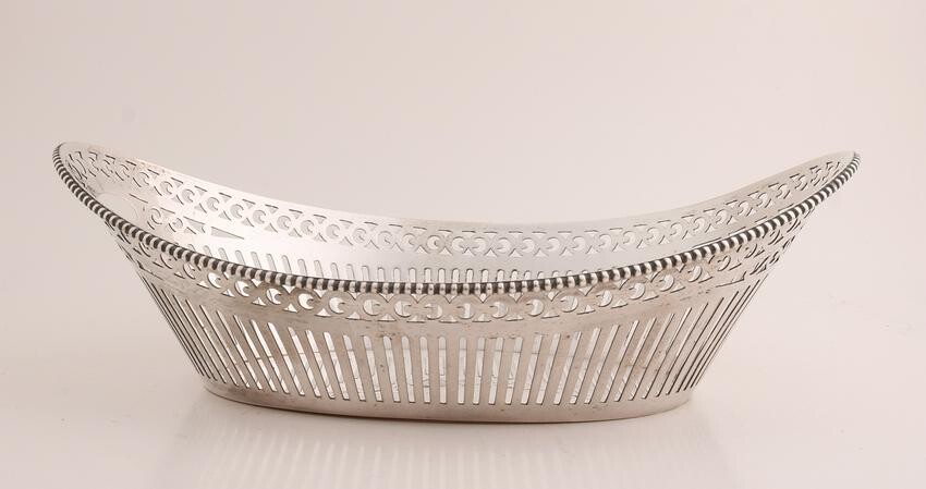 Silver basket, 835/000, boat-shaped model with sawn
