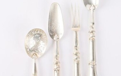 Silver condiment serving platter comprising four pieces, the silver handle in the shape of a violin decorated with a net ending in a Georgian knot