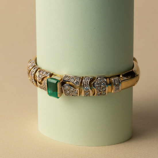 Slavenband. Bicolor goud (750/1000), 32.7 g. Bezet met 1 smaragd in smaragdslijp (samen 2.9kt) en 43 diamanten in brilja