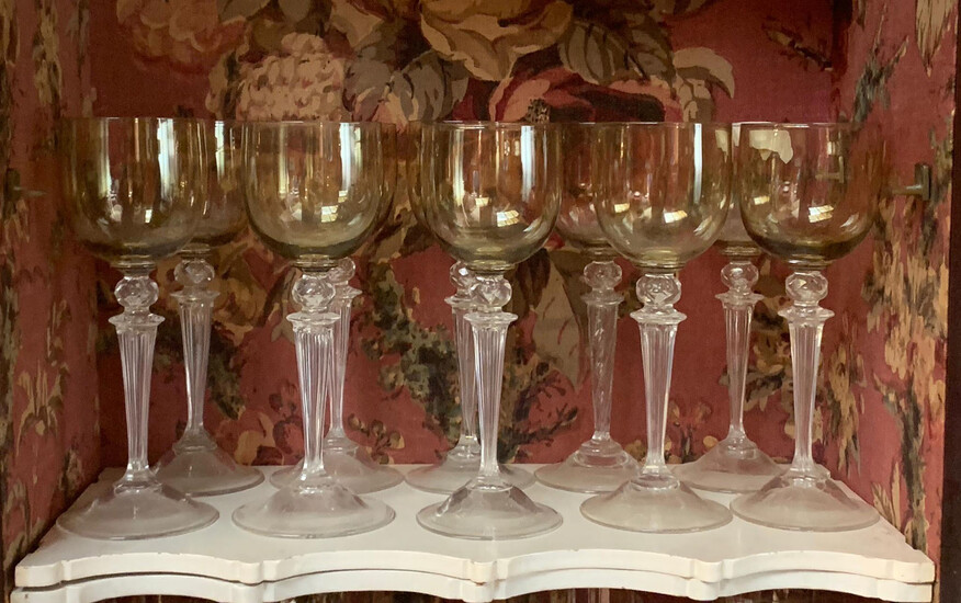 Suite de 18 verres à vin en verre blanc et vert, h. 20 cm