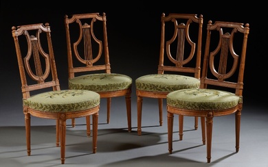 Suite de quatre chaises en bois naturel mouluré et sculpté de fleurettes, les dossiers rectangulaires...