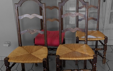 Suite de quatre chaises rustiques en bois naturel à assise paillée, le haut du dossier...