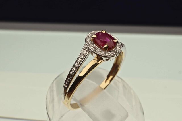 Superb designer ring (Dorian SELOSSE) in 18 kt white and yellow gold set with an oval Ruby certified by the IGITL laboratory of 0.46 carat and its ring body of diamonds set with grains for a total of 0.03 carat. Size 54 (can be modified). 2,10g.