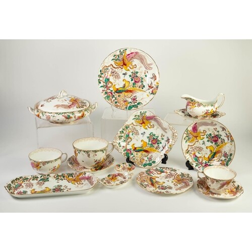 THIRTY ONE PIECES OF ROYAL CROWN DERBY ‘OLD AVESBURY’ PATTER...